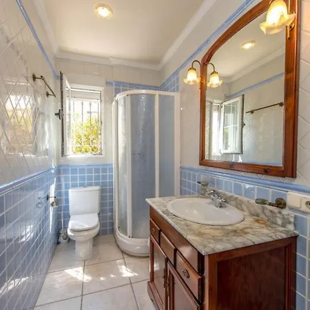 Traditional With Pool 5 Minutes From Beaches