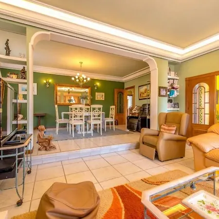 Traditional With Pool 5 Minutes From Beaches טורבייחה