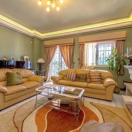 Traditional With Pool 5 Minutes From Beaches *