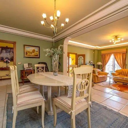 Traditional With Pool 5 Minutes From Beaches *