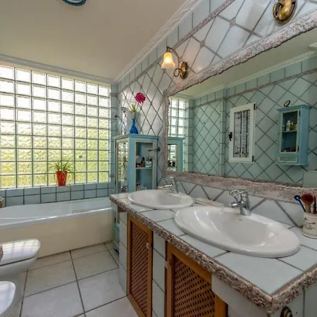 Traditional With Pool 5 Minutes From Beaches